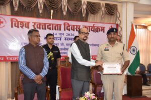 विश्व रक्तदान दिवस पर गरियाबंद पुलिस के आरक्षक अखिलेश वैष्णव राज्यपाल के हाथों सम्मानित, 50वें रक्तदान पर मिला गौरवपूर्ण सम्मान,