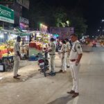 पलारी में रात 8 बजे से सड़कों पर उतरी पुलिस, थाना प्रभारी ने संभाली कमान; बाजार से मोहल्लों तक पैदल मार्च, संदिग्धों में मचा हड़कंप