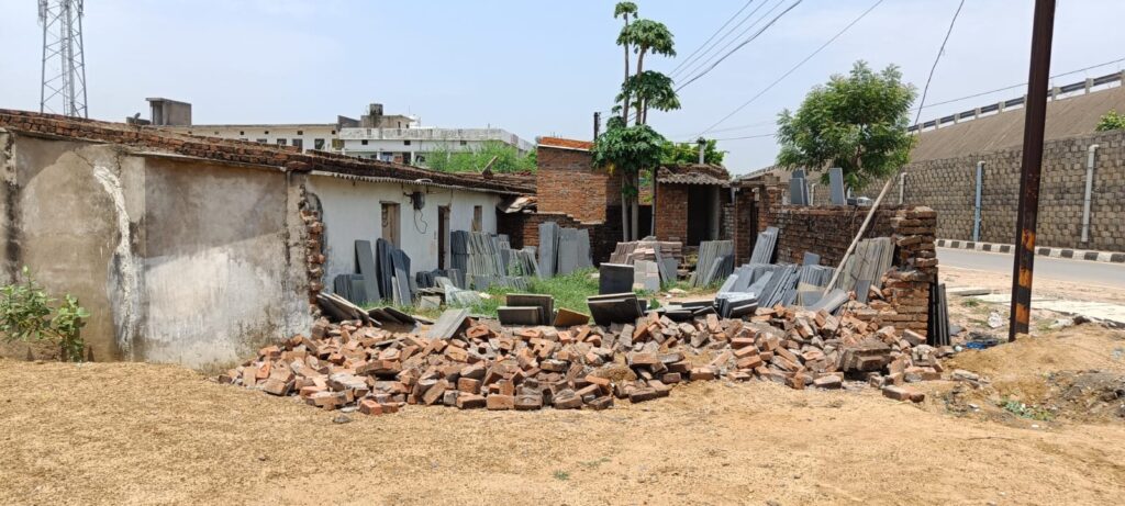 लहरौद में बुलडोजर कार्रवाई के दौरान 13 वर्षीय बालिका ने कीटनाशक पीकर आत्महत्या का किया प्रयास, प्रशासनिक कार्रवाई पर उठे सवाल।