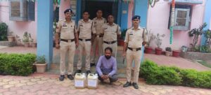 छुरा पुलिस द्वारा 14 लीटर कच्ची महुआ शराब के साथ आरोपी को किया गया, गिरफ्तार,