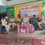 नए कानूनों से लेकर साइबर सुरक्षा तक, ग्राम धमनी में चला जागरूकता महाअभियान  ## महिला कमांडो के साथ पलारी पुलिस ने किया फ्लैग मार्च, हेलमेट युक्त और नशा मुक्त गांव बनाने का लिया संकल्प