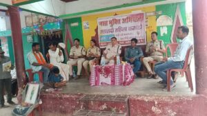 नए कानूनों से लेकर साइबर सुरक्षा तक, ग्राम धमनी में चला जागरूकता महाअभियान  ## महिला कमांडो के साथ पलारी पुलिस ने किया फ्लैग मार्च, हेलमेट युक्त और नशा मुक्त गांव बनाने का लिया संकल्प
