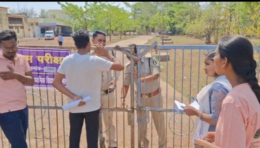 परीक्षा से वंचित छात्र-छात्राओं का रो-रोकर बुरा हाल, बोले– “बर्बाद हो गया हमारा पूरा एक साल”