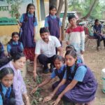 गबौद स्कूल में बच्चों और शिक्षकों ने किया वृक्षारोपण    ‘एक बच्चा, एक पेड़’ का लिया संकल्प; पर्यावरण संरक्षण का दिया संदेश