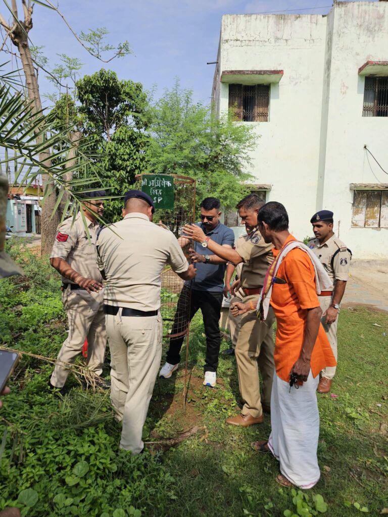 ​सरदार पटेल की 150वीं जयंती पर थाना पलारी में गूंजा अखंडता का संदेश, पुलिस ने चलाया ‘एकता वृक्षारोपण’ अभियान