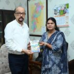 राज्यपाल रमेन डेका को व्याख्याता विमला भास्कर ने भेंट की स्वलिखित पुस्तक ‘पहाड़ी कोरवा विद्यार्थी शिक्षा एवं शासकीय योजनाएं’ पुस्तक से जनजातीय शिक्षा पर किया गया विशेष प्रकाश