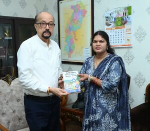 राज्यपाल रमेन डेका को व्याख्याता विमला भास्कर ने भेंट की स्वलिखित पुस्तक ‘पहाड़ी कोरवा विद्यार्थी शिक्षा एवं शासकीय योजनाएं’ पुस्तक से जनजातीय शिक्षा पर किया गया विशेष प्रकाश