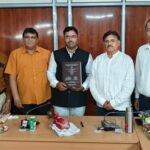 यातायात जागरूकता पर शोध कर राष्ट्रपति पदक प्राप्त ट्रैफिक मैन डॉ. महेश मिश्रा को मिली पीएचडी की उपाधि