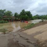 पहली ही बारिश में बह गए विकास के दावे: मल्लीन का एक वार्ड फिर बना ‘वीआईपी आइलैंड’, पुलिया के अभाव में 20–25 परिवारों का जीवन संकट में; ग्रामीणों का सवाल– आखिर कब जागेगा सिस्टम?