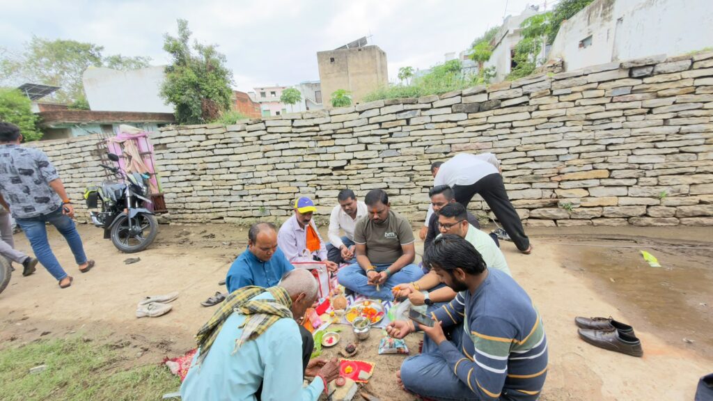 25 वर्षों पुरानी समस्या के समाधान की शुरुआत, वार्ड 9 डाक पारा में नाली एवं सीसी रोड निर्माण का भूमिपूजन ।