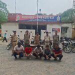 पिथौरा पुलिस का बड़ी कार्रवाई: पहाड़ी के नीचे जंगल में जुआ फड़ पर धावा, 5 जुआरी गिरफ्तार, 8 फरार