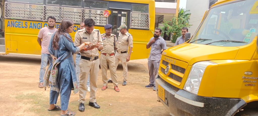नियमों की अनदेखी करने वाली स्कूल बसों और नाबालिक वाहन चालकों पर गरियाबंद पुलिस और परिवहन विभाग की संयुक्त कार्यवाही, 