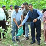 एक पेड़ माँ के नाम’ अभियान: कलेक्ट्रेट परिसर में कलेक्टर सहित अधिकारियों ने रोपे फलदार पौधे