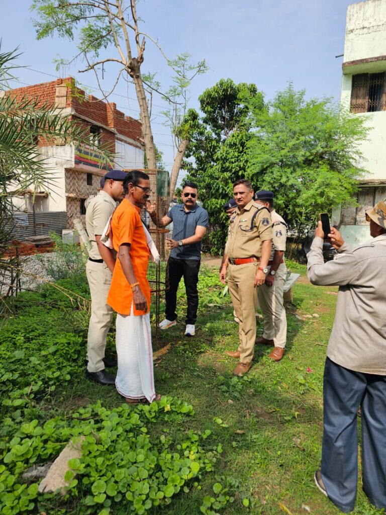 सरदार पटेल की 150वीं जयंती पर पलारी थाना परिसर में ‘एकता वृक्षारोपण’ अभियान, पुलिस ने दिया राष्ट्रीय एकता और पर्यावरण संरक्षण का संदेश
