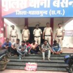 बसना पुलिस की कार्रवाई: महुआ पेड़ के नीचे चल रहे अवैध जुआ फड़ पर छापा, 8 जुआरी गिरफ्तार