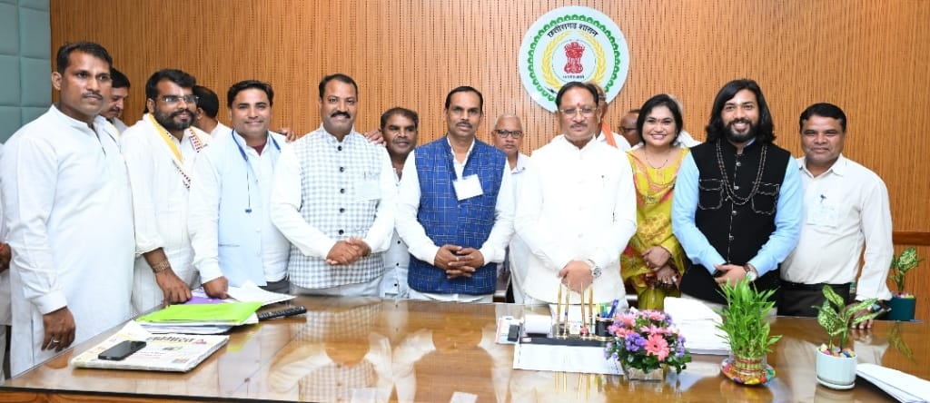 मुख्यमंत्री विष्णुदेव साय को दिया कलाकारों ने नेवता, 26 अगस्त को सतनाम पंथी महोत्सव में होंगे शामिल