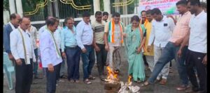 सोनाखान कांग्रेस का विरोध प्रदर्शन एवं प्रधान मंत्री पुतला दहन संपन्न-युधिष्ठिर नायक