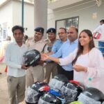 सरायपाली में सड़क सुरक्षा के लिए महासमुंद पुलिस की अनोखी पहल, 100 लोगों को निःशुल्क हेलमेट वितरित