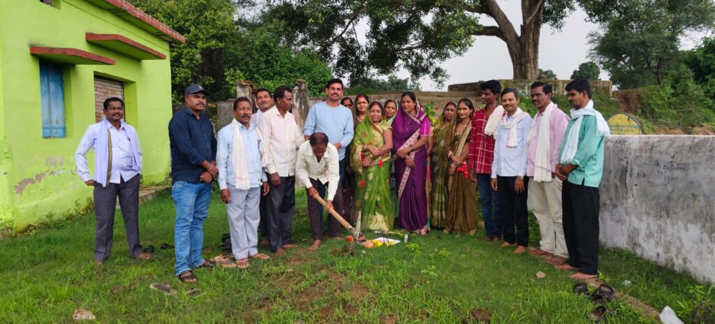 ग्राम पंचायत टेंगनाबासा में पीडीएस भवन एवं नाली निर्माण कार्य का भूमिपूजन,