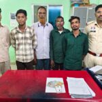 रोहांसी में जुए की महफिल पर पलारी पुलिस का करारा प्रहार, 5 जुआरी रंगे हाथ दबोचे,,,, तालाब किनारे बेखौफ लग रहे थे दांव, पुलिस की घेराबंदी में धरी रह गई सारी चालाकी; ₹2,010 नकद और 52 पत्ती ताश जब्त