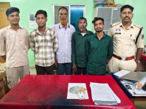 रोहांसी में जुए की महफिल पर पलारी पुलिस का करारा प्रहार, 5 जुआरी रंगे हाथ दबोचे,,,, तालाब किनारे बेखौफ लग रहे थे दांव, पुलिस की घेराबंदी में धरी रह गई सारी चालाकी; ₹2,010 नकद और 52 पत्ती ताश जब्त