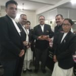 गुरु पूर्णिमा पर सीनियर एडवोकेट सतीश चंद्र श्रीवास्तव सम्मानित, जूनियर वकीलों ने जताया सम्मान