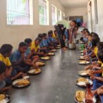 चार धाम यात्रा के बाद रामेश्वरम ग्रुप ने दिया न्योता भोज, शिक्षकों संग बच्चों ने किया भोजन,