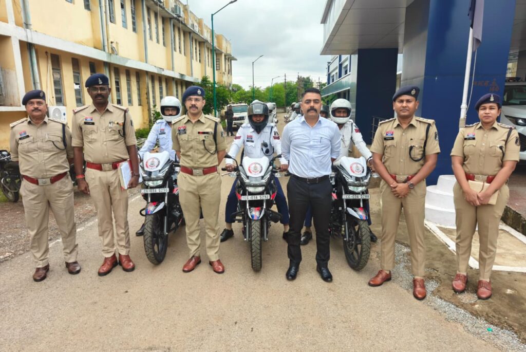 जिला बलौदाबाजार-भाटापारा में यातायात व्यवस्था को मिलेगी नई गति: पुलिस अधीक्षक श्री गौरव राय ने 10 नई पेट्रोलिंग मोटरसाइकिलों को हरी झंडी दिखाकर किया रवाना