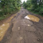 जर्जर सड़क से परेशान ग्रामीण: बया-गिरौदपुरी मुख्य मार्ग पर बने बड़े-बड़े गड्ढे, हादसे की आशंका बढ़ी