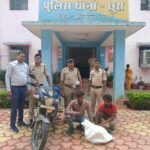 छुरा पुलिस द्वारा 04 किलो ग्राम मादक पदार्थ गांजा के साथ दो आरोपियों को मोटर सायकल में परिवहन करते किया गया गिरफ्तार,