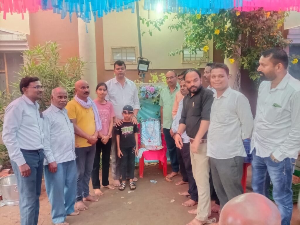 पूर्व जनपद सदस्य जितेंद्र यदु की माताजी के दशगात्र कार्यक्रम में शामिल हुए विधायक संदीप साहू, शोक संतप्त परिवार को दी सांत्वना