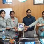डभरा जनपद सीईओ से महिला सशक्तिकरण एवं जेंडर समानता पर सार्थक चर्चा, भारतीय संविधान की भेंट