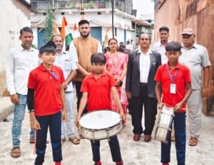 Kasdol News: संयुक्त शासकीय विद्यालय हड़हापारा में पार्षद भानु प्रताप साहू ने किया ध्वजारोहण, स्वतंत्रता संग्राम के संघर्षों को किया याद।