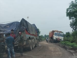 बलौदाबाजार | बिलासपुर रोड पर जिंदगी दांव पर, गड्ढों में डूबी सड़क और जिम्मेदारों की खामोशी से बढ़ रहा हादसे का खतरा