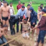 सुखा नदी में बह रहे शिक्षक को पुलिस ने ग्रामीणों की मदद से रेस्क्यू कर बचाया,