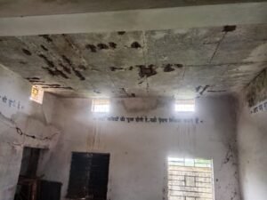 तस्वीर जर्जर कक्षा — जहां सिर पर मंडराता है खतरा