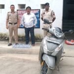 महासमुंद पुलिस की बड़ी कार्रवाई: अवैध शराब परिवहन करते 2 आरोपी गिरफ्तार, 14.580 लीटर शराब और स्कूटी-मोटरसाइकिल जब्त