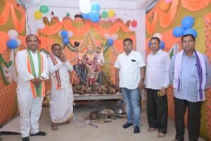 विभिन्न विश्वकर्मा पूजा कार्यक्रमों में शामिल हुए जिला पंचायत सदस्य मोक्ष कुमार प्रधान