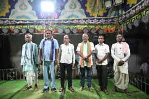 बरडीह में विश्वकर्मा पूजा में शामिल हुए मोक्ष कुमार प्रधान, ओड़िशा के आपेरा नाटक का किया शुभारंभ