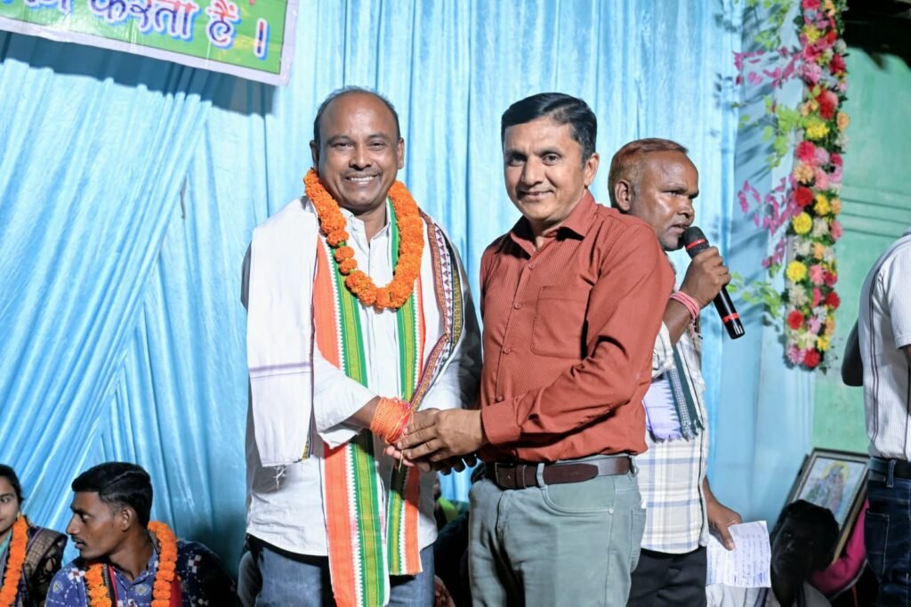 ग्रीन ग्राम गबौद में गूंजी भक्ति की स्वरधारा, बैठकी कीर्तन में शामिल हुए मोक्ष कुमार प्रधान