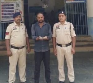 सूने मकान का ताला तोड़कर चोरी करने वाला आरोपी गिरफ्तार, सोने-चांदी के जेवरात बरामद