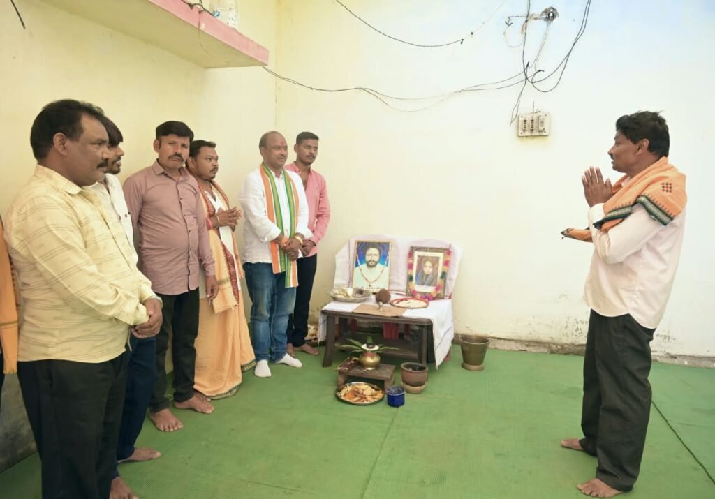 चौहान परिवार के पूर्वजों के पितर मिलान कार्यक्रम में शामिल हुए मोक्ष कुमार प्रधान