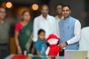 पालन-पोषण देखरेख योजना: बलौदाबाजार में बालिका को मिला नया परिवार, कलेक्टर ने शिक्षिका बनने के सपने को दी शुभकामनाएं