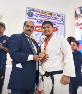 बिलाईगढ़ के मनीष रात्रे ने मुंबई में जीता गोल्ड: 9वीं इंटरनेशनल ओपन कराटे चैंपियनशिप में लहराया परचम, क्षेत्र में हर्ष का माहौ