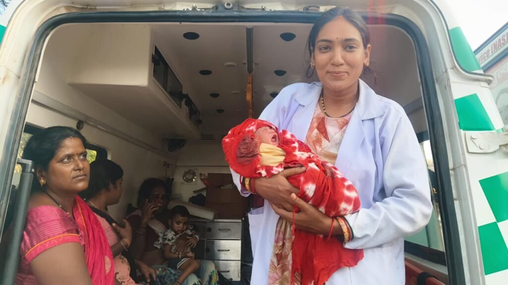 चलती 108 एंबुलेंस में गूंजी नवजात की किलकारी, ईएमटी और पायलट की सूझबूझ से जच्चा-बच्चा सुरक्षित
