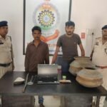 बलौदाबाजार: सूने मकान का ताला तोड़कर चोरी करने वाले दो शातिर गिरफ्तार, लैपटॉप और नकदी बरामद; दो साथी फरार