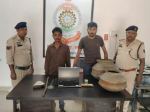बलौदाबाजार: सूने मकान का ताला तोड़कर चोरी करने वाले दो शातिर गिरफ्तार, लैपटॉप और नकदी बरामद; दो साथी फरार