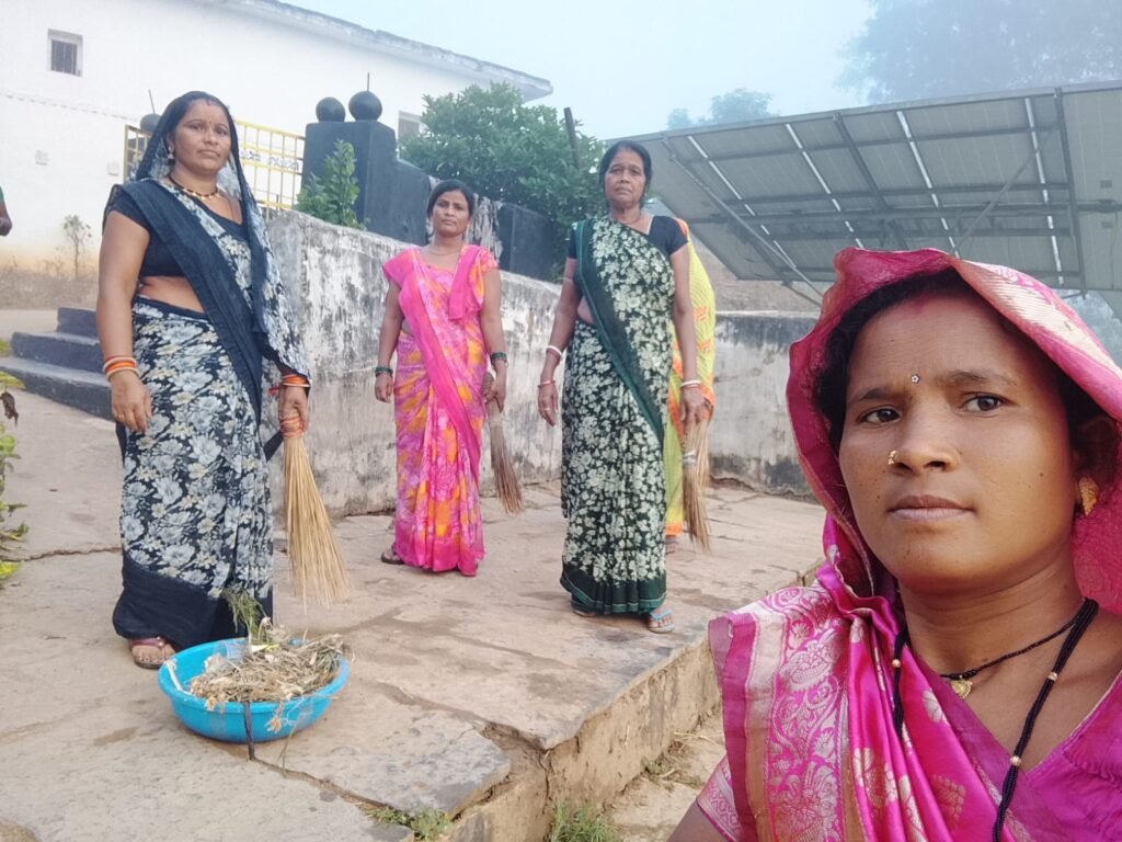 पंचायत प्रांगण से तालाब और गली-मोहल्लों तक सफाई में जुटीं ठेलकी की दीदियां, अपने काम से दे रहीं मिसाल