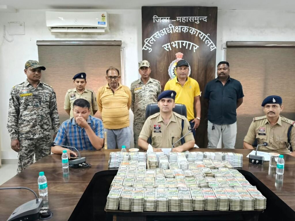 महासमुंद पुलिस का 4 राज्यों में बड़ा एक्शन! खैर लकड़ी तस्करी में 1.70 करोड़ नकद जब्त, 70 टन लकड़ी बरामद; हिमाचल से आरोपी गिरफ्तार