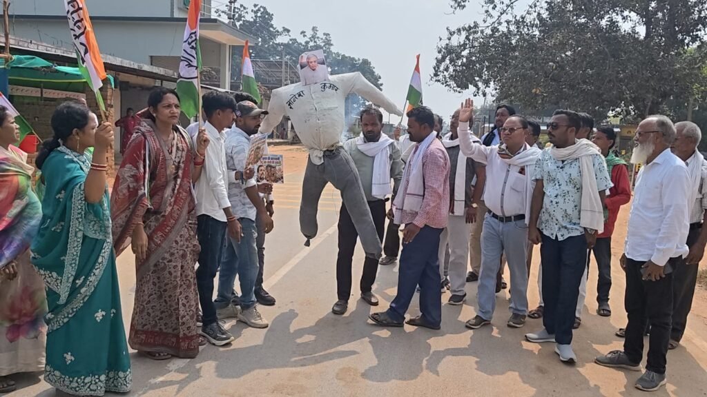 वोट चोरी के खिलाफ मंडेली में कांग्रेस की पदयात्रा, मुख्य चुनाव आयुक्त का पुतला दहन कर भाजपा के खिलाफ किया जोरदार प्रदर्शन, 